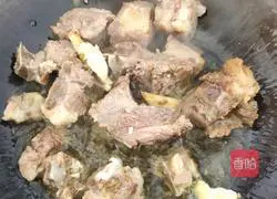 Illustration of how to make pork ribs and stewed potatoes 7