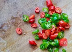 Illustration of how to make fried peanuts with small whitebait 1