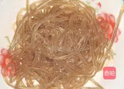  Illustration of how to make fried vermicelli with celery 3