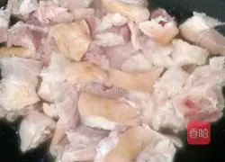 Illustration of how to stew pig feet with lotus root and peanuts 4