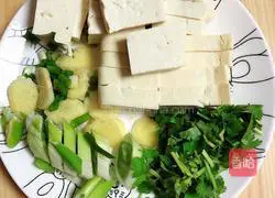 Illustration of how to stew big bones with pickled cabbage 9