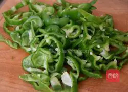 Illustration of how to make fried pork with green pepper 1