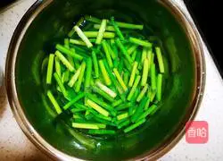 Illustration of how to stir-fry dried tofu with garlic moss 3