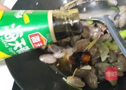 Illustration of how to stir-fry melon seeds 11