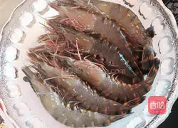 Illustration of how to make boiled nine-section shrimp 1