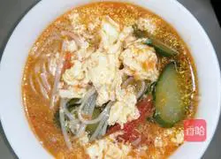 Illustration of how to make tomato, cucumber and egg noodles 9