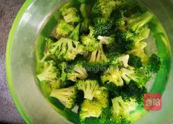 Illustration of how to make fried shrimps with broccoli 2