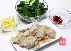 Illustration of how to cook twice-cooked pork with garlic 3