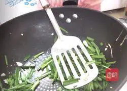 Illustration of how to make fried eggs with leeks 10