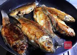 Illustration of how to cook crucian carp 3
