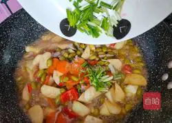 Illustration of how to make stir-fried shredded pork with wild rice edamame 12