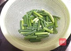 Illustration of how to stir-fry carrots with garlic sprouts and minced meat 1