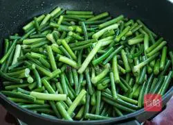 Illustration of how to stir-fry bacon with garlic moss 7