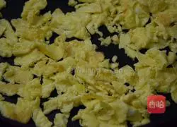 Illustration of how to make scrambled eggs with onions 4