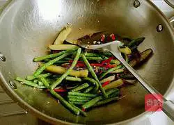 Illustration of how to cook eggplant and beans 10