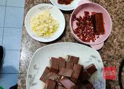 Illustration of how to make spicy duck blood 1