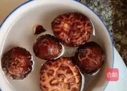 Illustration of how to stew pork with mushrooms 2