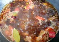 Illustration of how to stew beef brisket with tomatoes and fungus 5