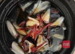 Illustration of how to make stuffed eel head in casserole 4