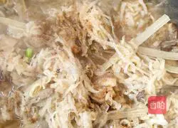 Illustration of how to make sauerkraut and pork stewed vermicelli 10