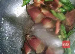 Illustration of how to stir-fry bacon with pepper 3