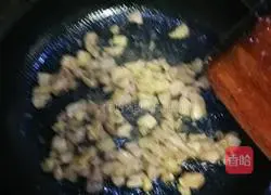 Illustration of how to make diced chicken fried with colored beans 5