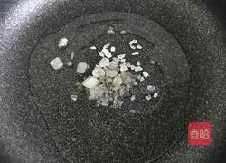 Illustration of how to stew fish in iron pot 2