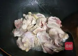 Illustration of how to make potato braised chicken 5