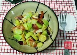 Illustration of how to make instant stir-fried sausages with green bamboo shoots in ten minutes 5