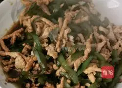 Illustration of how to stir-fry shredded pork with green pepper 4