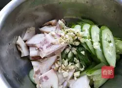 Stir it with soy sauce Illustration of how to make cucumber and pig head meat 1
