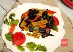 Illustration of how to stir-fry yuba with fungus 9