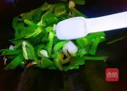 Illustration of how to make twice-cooked pork with green garlic 11