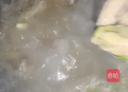 Illustration of how to make tea tree mushroom stewed chicken 4