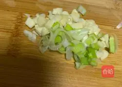 Illustration of how to make fat-reduced chicken breast, cucumber and king oyster mushroom dices 4