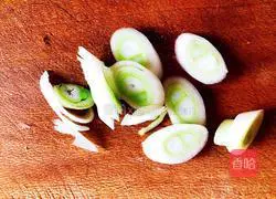 Illustration of how to make scrambled eggs with mushrooms 3