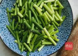 Illustration of how to stir-fry shredded pork with garlic moss 3