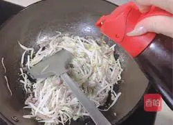 Stir-fried shredded beef with bean sprouts Illustration of how to do it 6