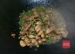 Illustration of how to stir-fry pork belly with peas 4