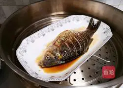 Illustration of how to make crucian carp with chopped pepper 5