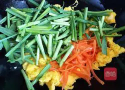 Illustration of how to make fried eggs with garlic sprouts 8