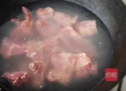 Illustration of how to make pork ribs with black bean sauce 1