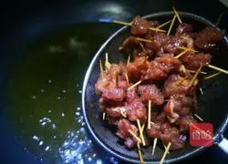 Illustration of how to make spicy toothpick beef 6