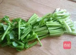  Illustration of how to mix walnuts with celery 4