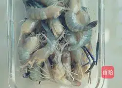 Illustration of braised white-legged shrimp in oil 1