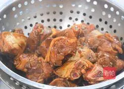 Illustration of how to make the God of Cookery Peanut Pig Knuckles 4