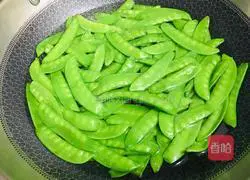 Illustration of how to make fried snow peas with sausage 4