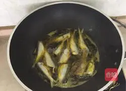 Illustration of how to make fried white strips 3