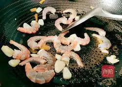 Illustration of how to stir-fry lotus root with shrimp 7