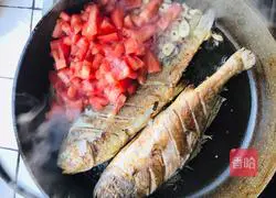 Braised yellow croaker with tomato sauce and tofu Illustration of how to do it 8